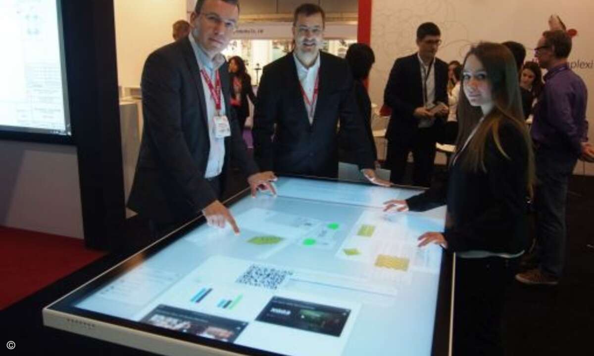 Thomas Müller, Dominic Mein und Sonja Praschberger zeigen ein neues Whiteboard von Viewsonic(Bild: CRN)
