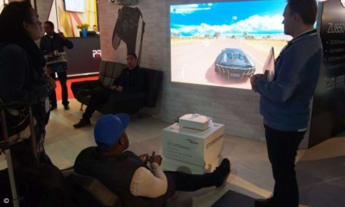 Projektion zum anfassen: Messeteilnehmer konnten die Produkte bei Darbee bei einem spannenden Autorennen testen (Bild: CRN)