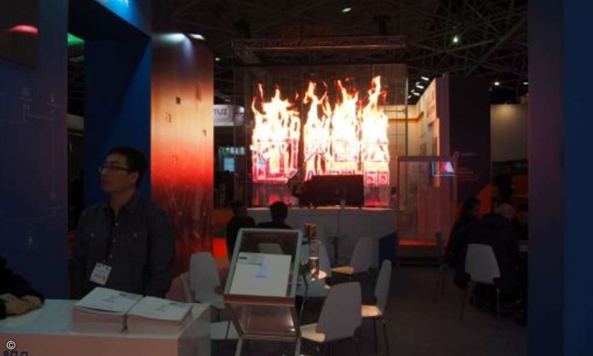 Für feurige Stimmung sorgten auch transparente Monitore ... (Bild: CRN)