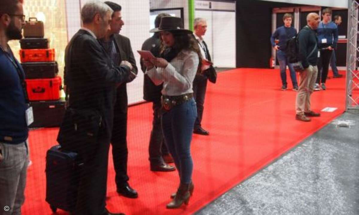 Olé: Ein Cowgirl scannt Codes...es gibt eine Drohne zu gewinnen (Bild: CRN)