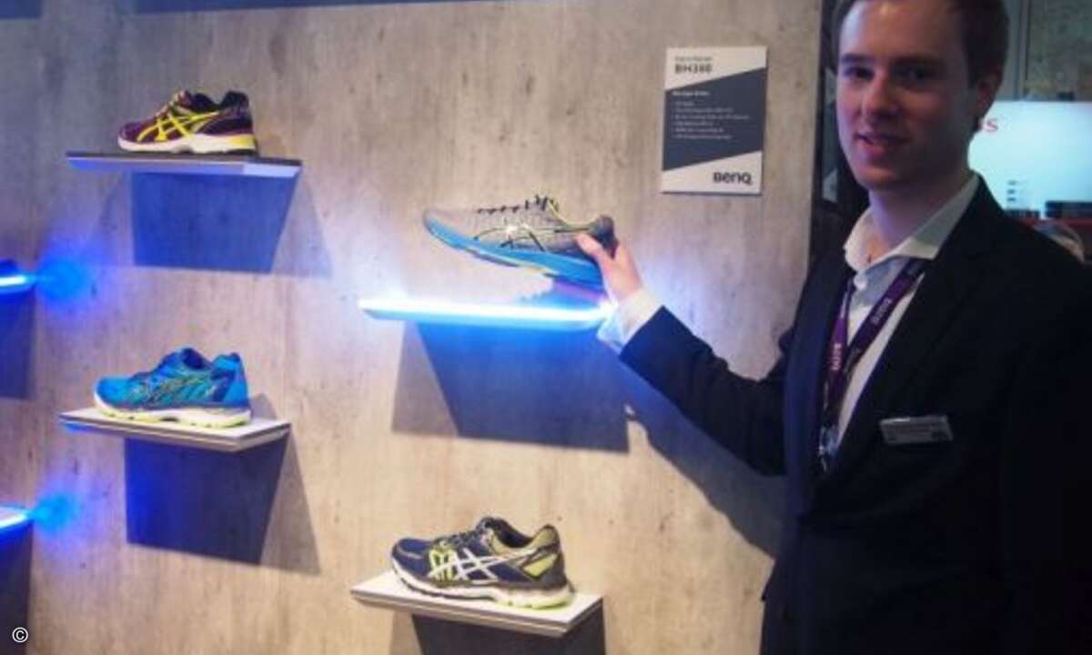 Auf den Schuh gekommen: Christopher Bückmann (Benq)hat sich einen Turnschuh ausgesucht. Informationen dazu gibts direkt auf dem Monitor (Bild: CRN)