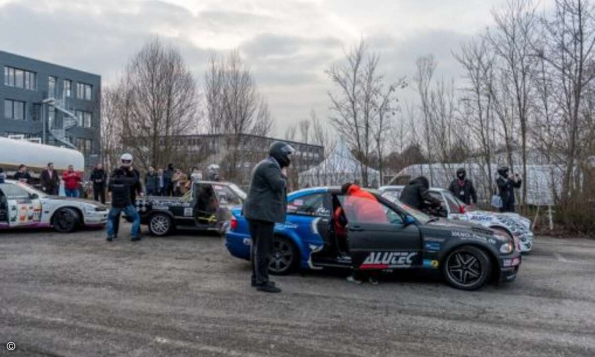 Nach den Vorträgen ging es auf einen nahen Parkplatz und auf den Beifahrersitz bei erfahrenen Driftpiloten (Foto: Fujitsu)