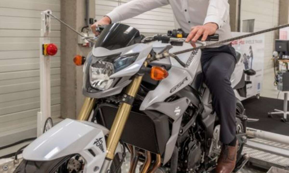 Fujitsu Stefan Roth ließ es sich nicht allerdings nehmen, auch mal auf einem Zweirad Platz zu nehmen (Foto: Fujitsu)