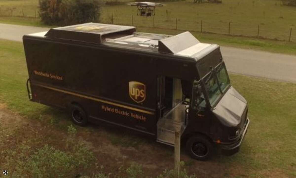 Hat die Drohne ihre Fracht ausgeliefert, kehrt sie zum Lieferwagen zurück und landet auf dessen Dach (Foto: UPS)