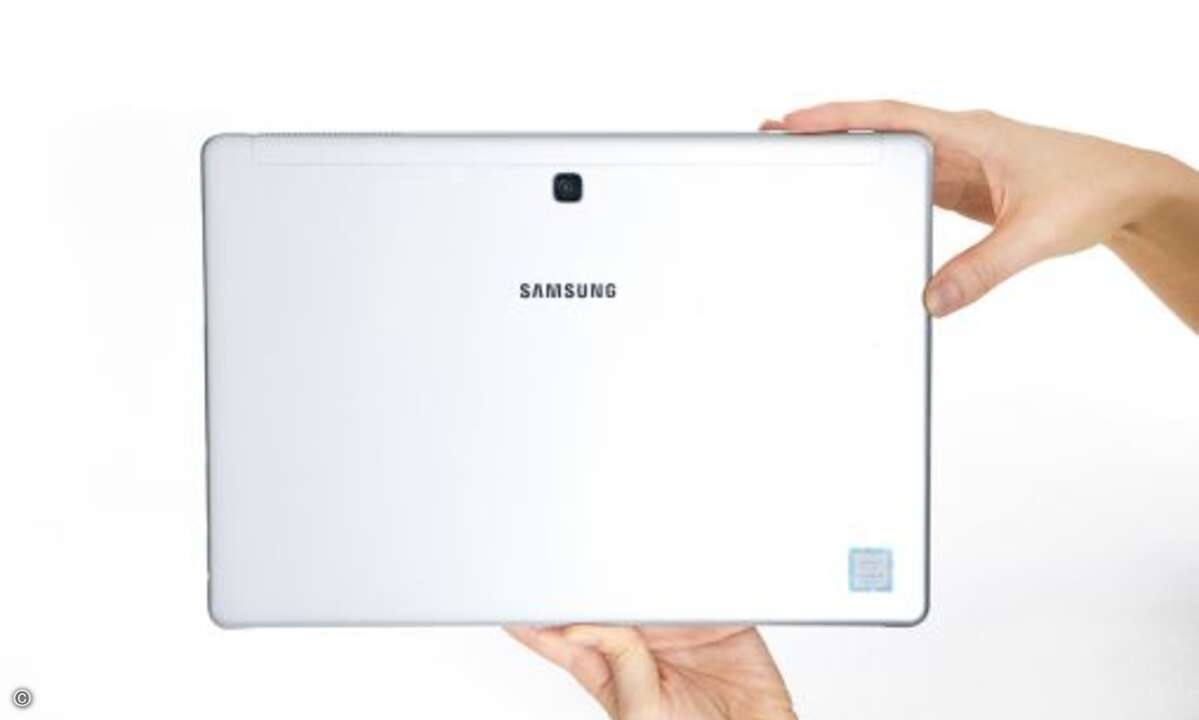 Das 12 Zoll-Modell bringt neben der Frontkamera noch eine Hauptkamera mit 13 Megapixeln mit (Foto: Samsung)
