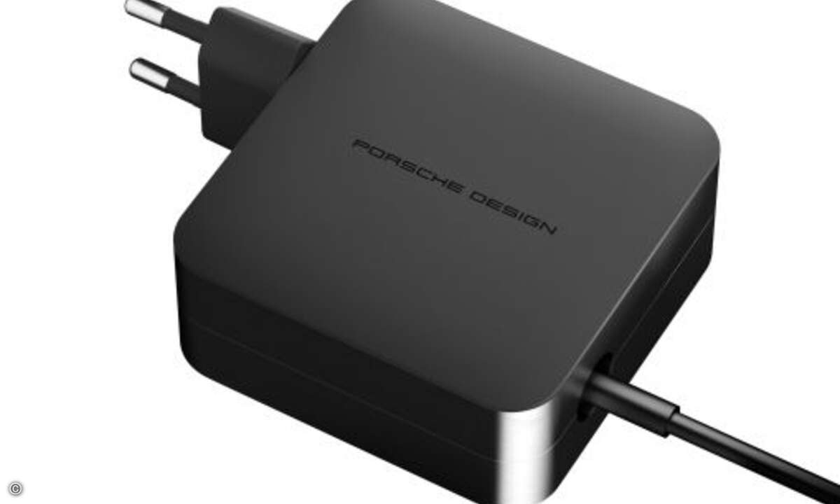 Der Porsche Design Schriftzug schmückt selbst das Ledegerät... (Foto: Porsche Design Computing)