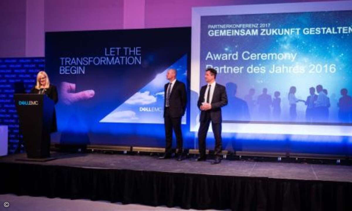 Zur Verleihung der Partner Awards war neben Dell EMC-Chefin Doris Albiez und Channelchef Robert Laurim eigens EMEA Channel-Chef Michael Collins (Mitte) angereist (Bild: Dell EMC)