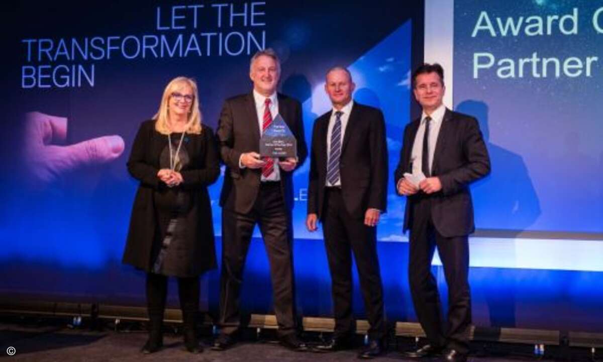 )) Doris Albiez und die beiden Channelverantwortlichen gratulieren Bechtles Bereichsvorstand Axel Feldhoff zum Award für den Partner des Jahres (Bild: Dell EMC)