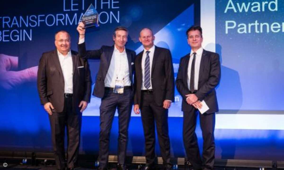Reinhard Schlemmer (zweiter von links) bekam den Award für Big Data Solutions für Vinci Energies Europe von Dell EMC-Chef Dinko Eror überreicht (links außen) (Bild: Dell EMC)