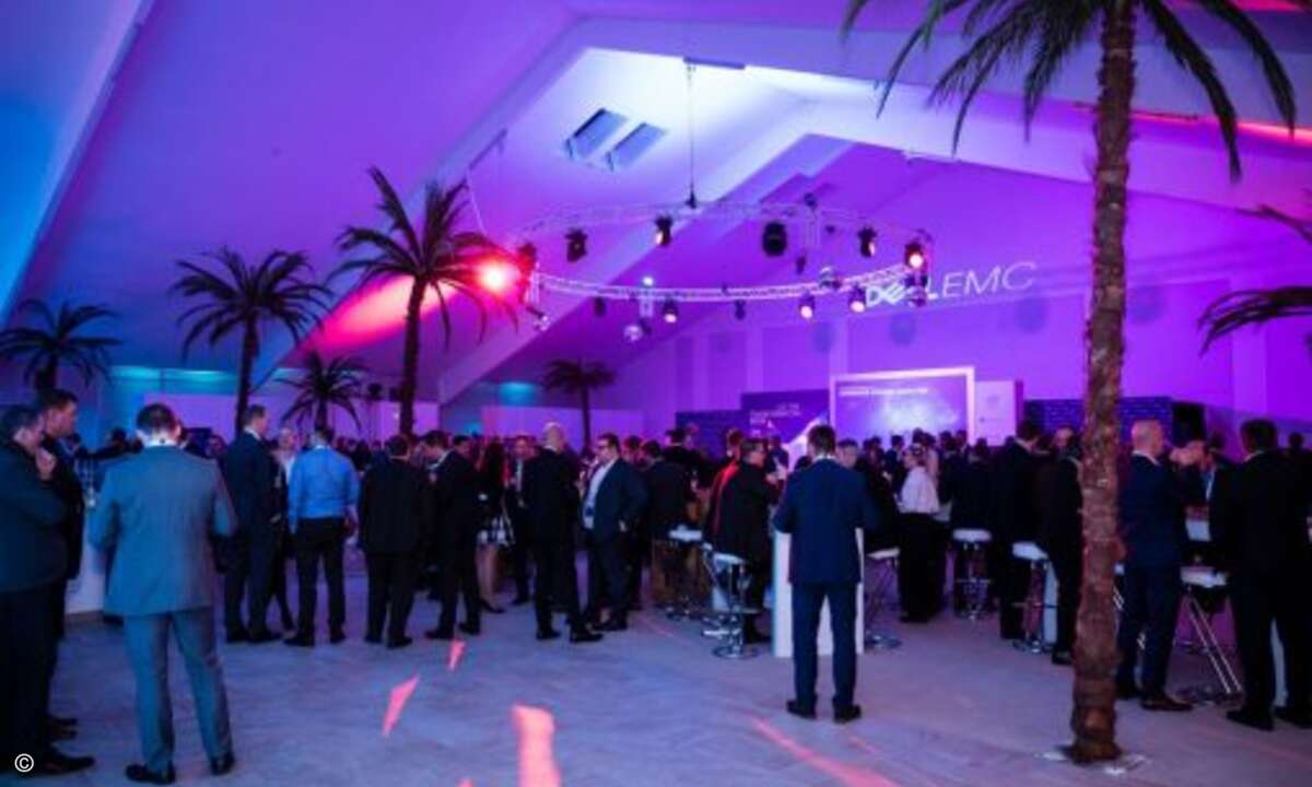 Am Abend wurde der improvisierte Strand kurzerhand zur Partylocation umfunktioniert (Bild: Dell EMC)
