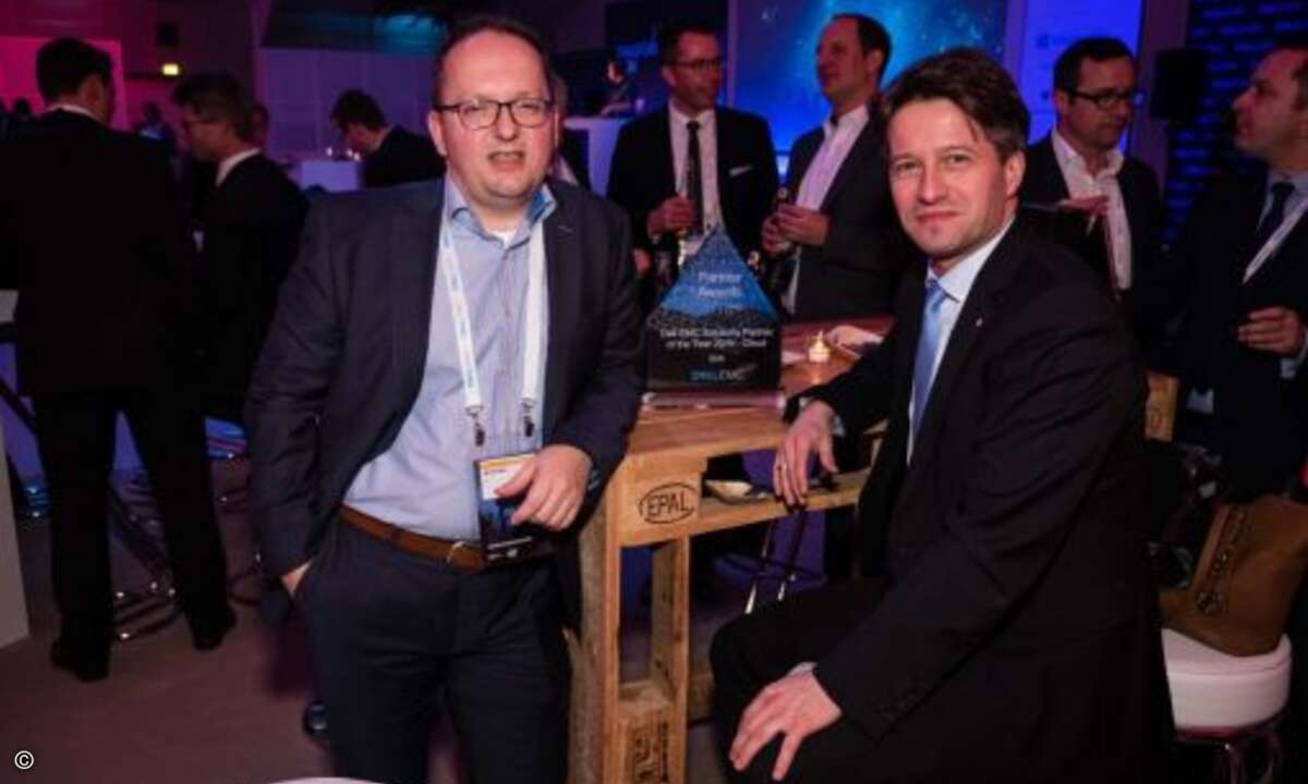 Michael Baus (links) und Ilja Brezovac (beide SVA) feiern den Award für den besten Cloud Solution Partner für SVA Systemvertrieb Alexander (Bild: Dell EMC)