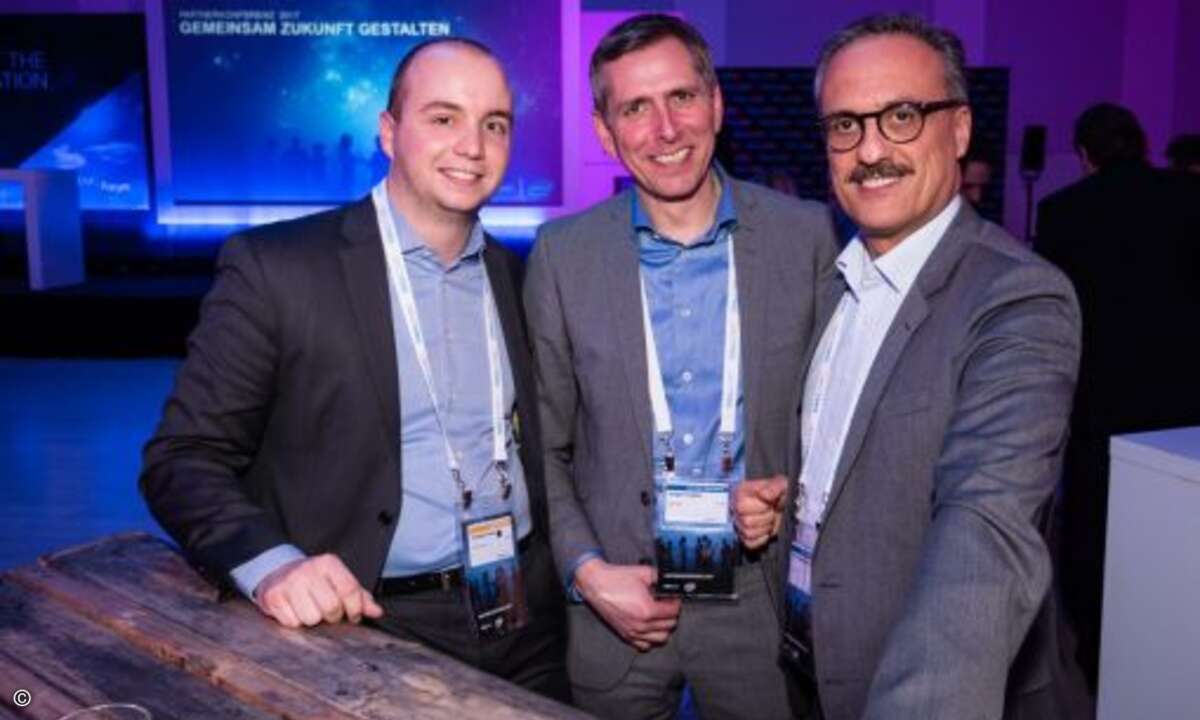 Christoph Hesse, Tech Data Azlan, mit Jürgen Franken und Yani Sarigelinoglu, beide Dell EMC (von links) (Bild: Dell EMC)