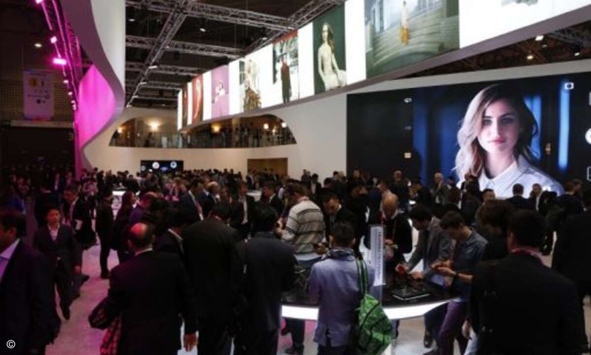 Vor allem an den Ständen der Gerätehersteller drängten sich die Besucher, um die neuesten Smartphones und Tablets auszuprobieren (Foto: GSM Association)