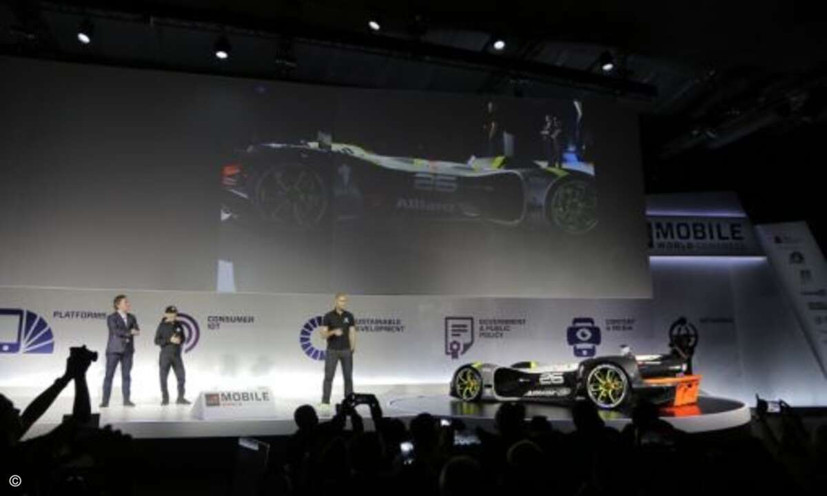 Alejandro Agag, CEO der Formel E, mit Denis Sverdlov und Daniel Simon, dem CEO und dem Chefdesigner von Roborace, die auf dem MWC einen autonomen Rennwagen vorstellten (Foto: GSM Association)
