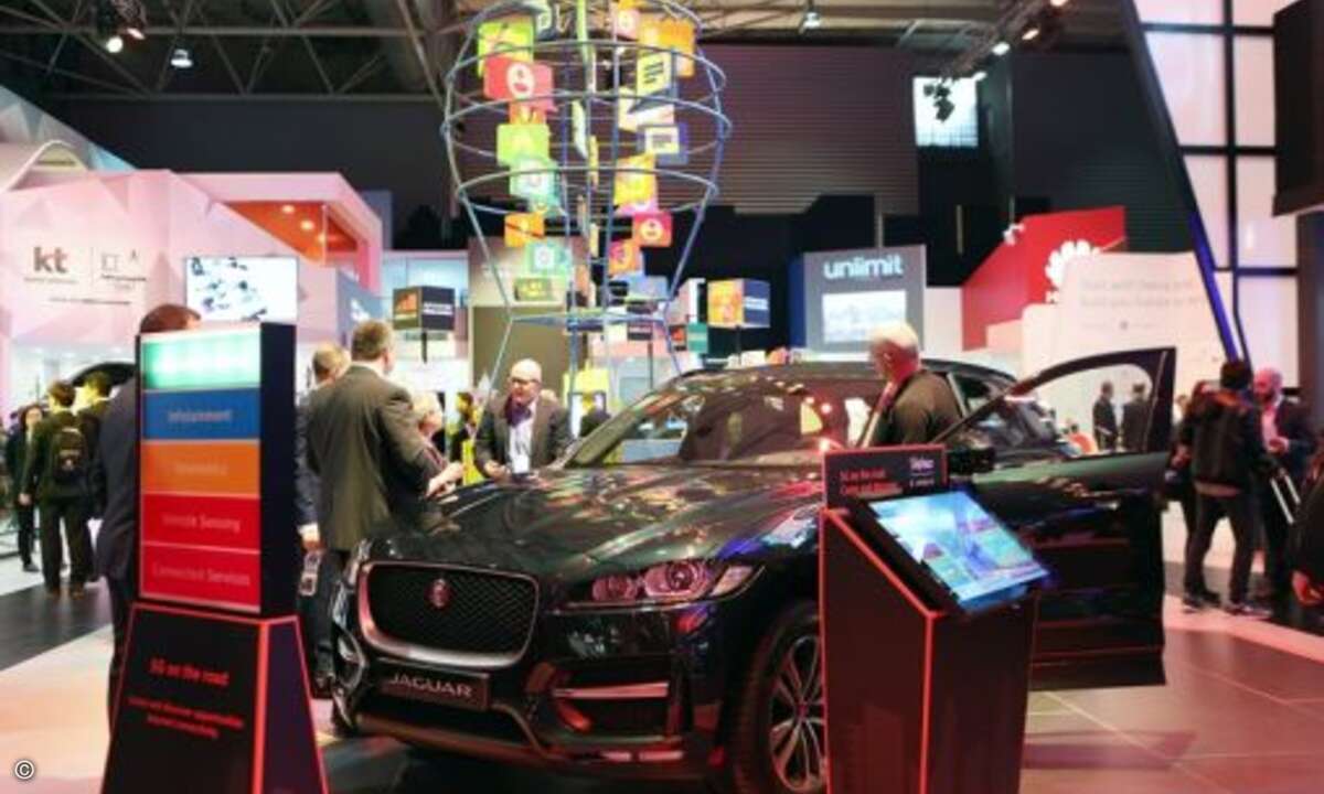 An verblüffend vielen Messeständen waren in irgendeiner Form vernetzte Autos zu finden (Foto: GSM Association)