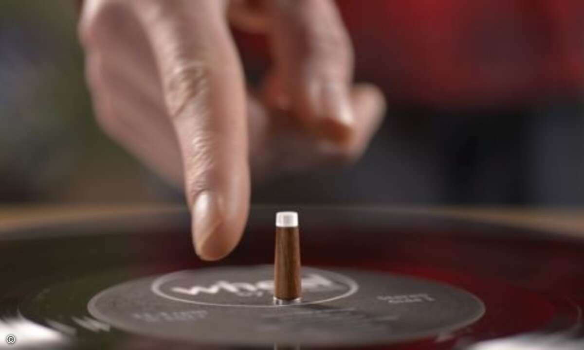 Gesteuer wird die Wiedergabe über den Mittelstift - über ihn kann man die Wiedergabe starten und stoppen, Titel skippen und die Lautstärke verändern (Foto: Miniot)