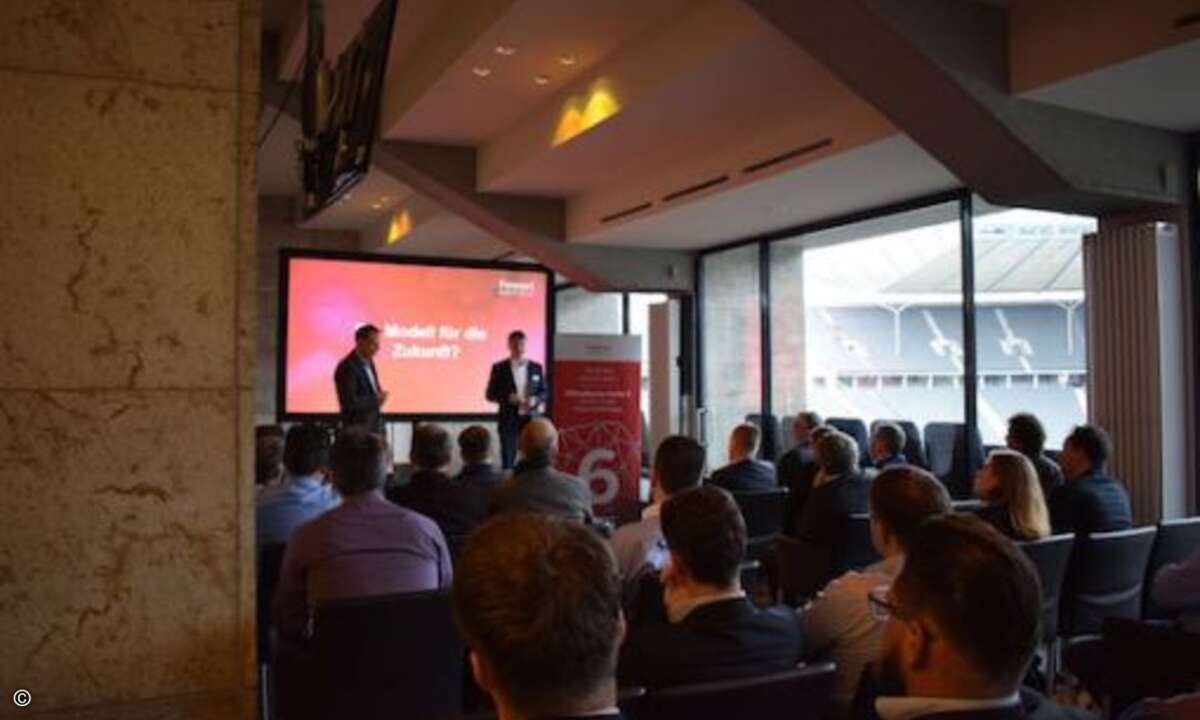 Chris Helbing und Jörg Nüsken informieren über die OfficeMaster Gateways in der All-IP-Welt. Foto: Ferrari electronic