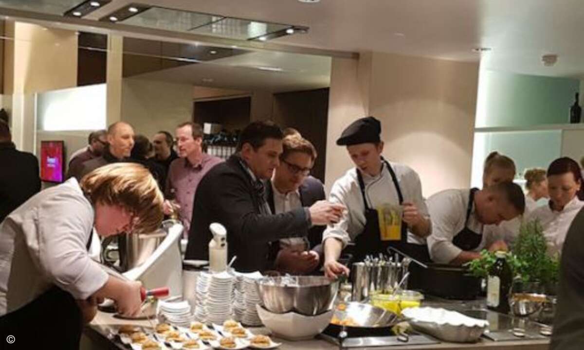 Zum Abschluss des Partner-Events gab es ein Essen, bei dessen Zubereitung die Teilnehmer auch selbst Hand anlegen durften. Foto: Ferrari electronic