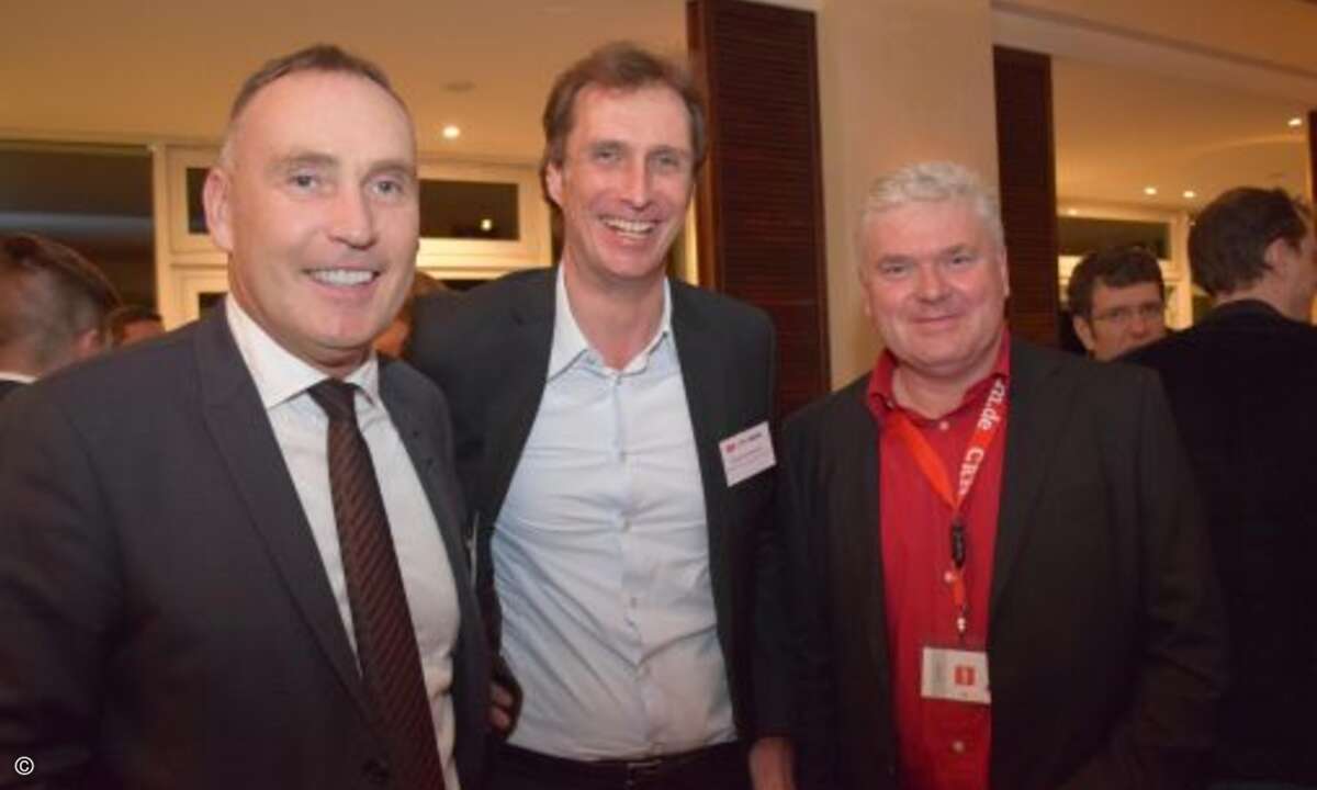 Netzwerken mit dem Netzwerk-Experten: Kurt Skupin und Martin Fryba tauschen sich mit Michael Sadranowski von AVM aus (Foto: CRN)