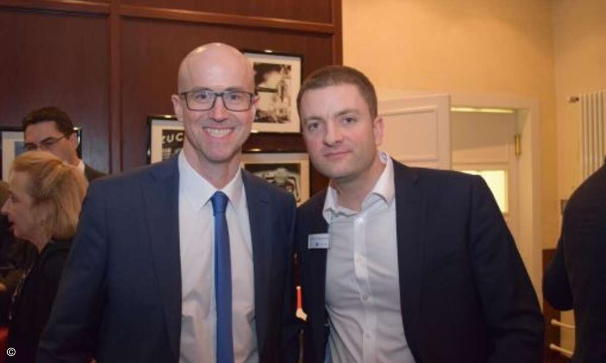 Matthäus Hose (WEKA FACHMEDIEN) und Hubertus von Monschaw (Deutsche Messe AG) lächeln in die Kamera (Foto: CRN)