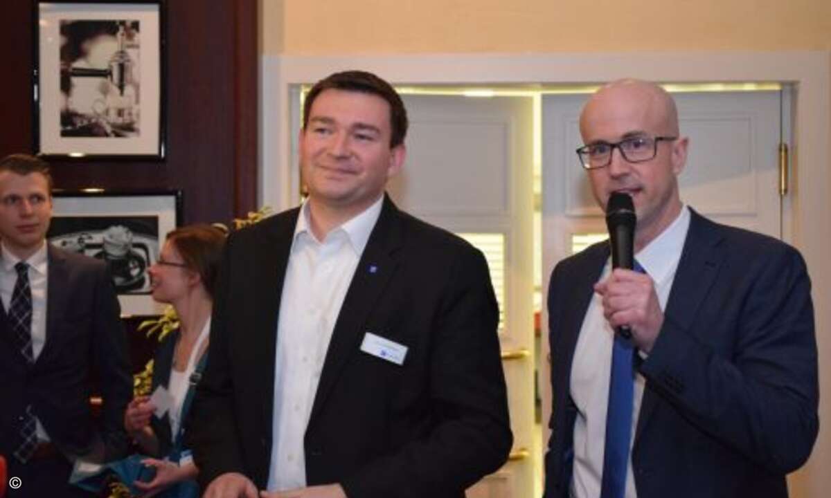 Marius Felzmann (Deutsche Messe AG) eröffnete zusammen mit Matthäus Hose das Buffet (Foto: CRN)
