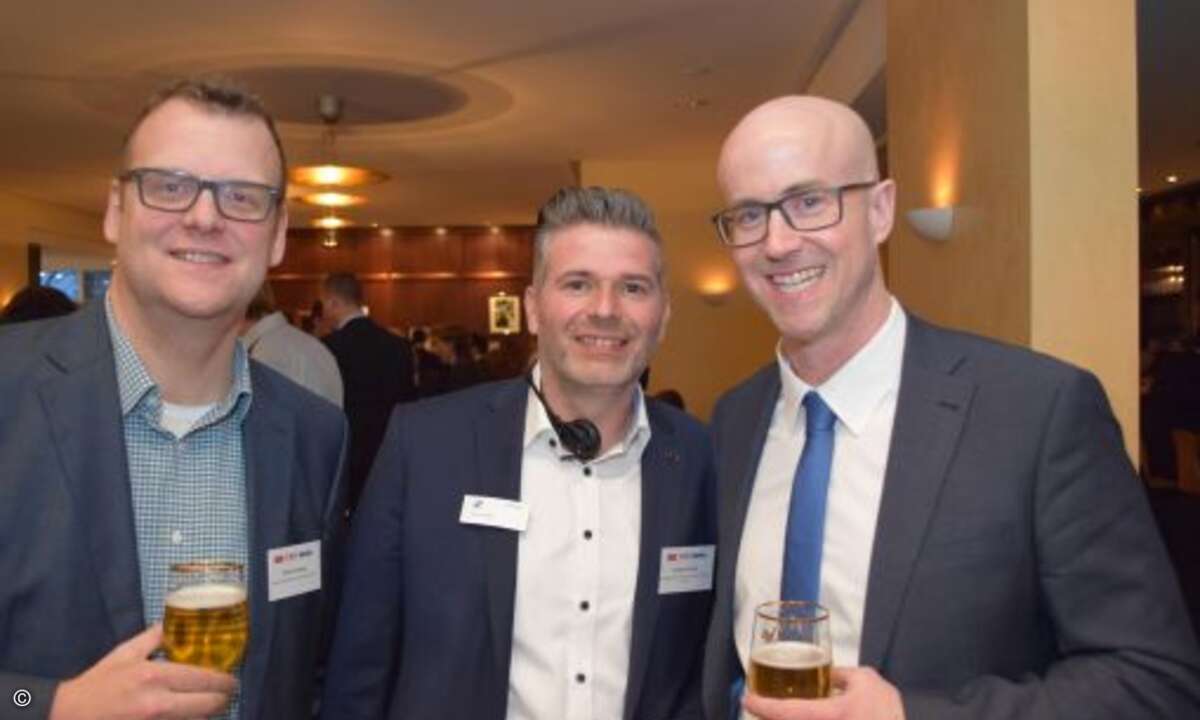 Helmut Freytag (Sysob) im Gespräch mit Heribert Steiner (Sennheiser) und Matthäus Hose (Foto: CRN)