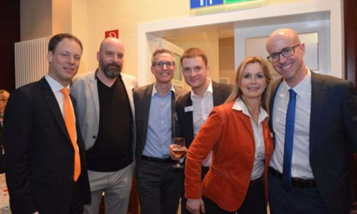 Gruppenbild: Henning Meyer (Acmeo), Thorsten Wehner und Thomas Muschalla (beide Nfon) zusammen mit Hubertus von Monschaw, Isabelle von Künßberg (Acmeo) und Matthäus Hose (Foto: CRN)