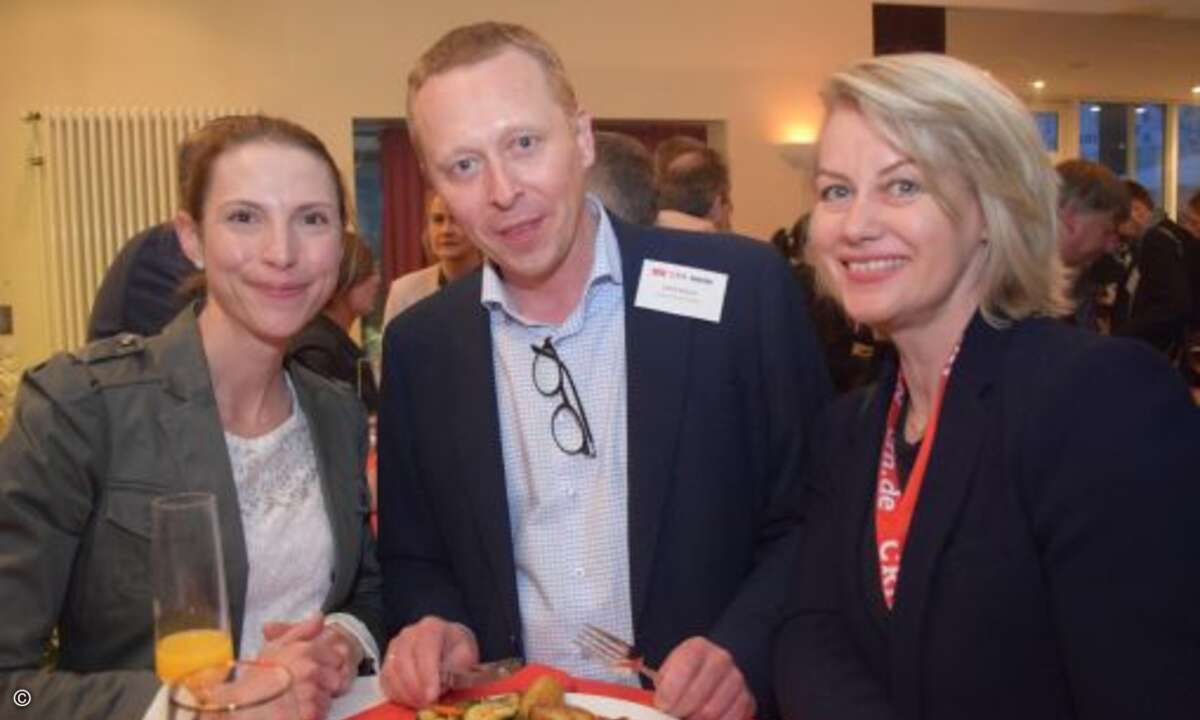 Patrick Edlund (HPE) wird von Ulrike Garlet und Michaela Wurm eingerahmt (Foto: CRN)