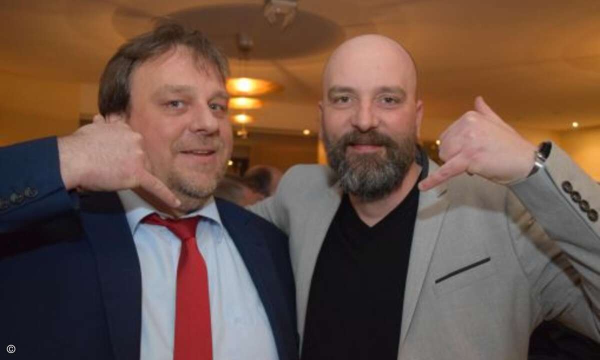 Wie immer mit der typischen Nfon-Geste unterwegs: Lars Bube (CRN) zusammen mit Thorsten Wehner von Nfon (Foto: CRN)