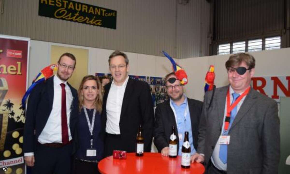 Die Party kann beginnen: Daniel Dubsky zusammen mit Carolin Schlüter (beide CRN), Michael Grote (ebay), Armin Weiler und Samba Schulte (Foto: CRN)