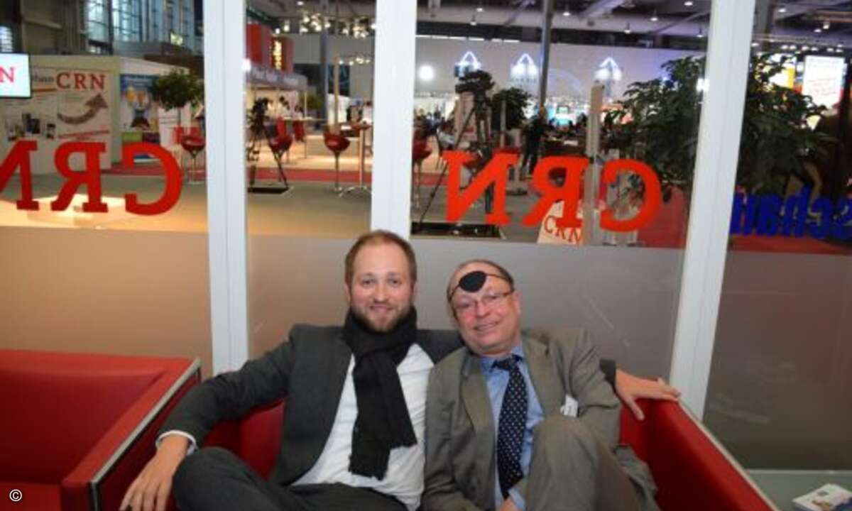 Segeln normalerweise nicht unter Jolly Rogers, sondern unter der Druckerfahne: Peter Tischer (CRN) zusammen mit Yoschie Schmitt von Brother (Foto: CRN)
