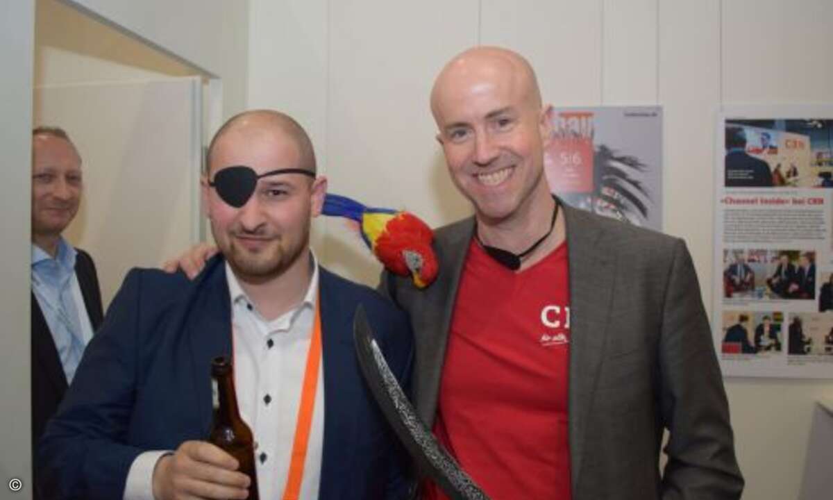 Papagei, Entersäbel und Augenklappe immer dabei: Francesco Dibartolo (SolarWinds) und Matthäus Hose (Foto: CRN)
