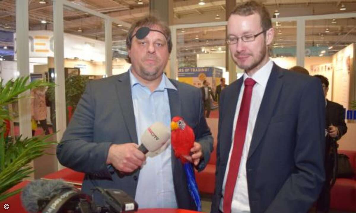 Natürlich bleibt auch Papagei Paul nicht von investigativen Interviewfragen der CRN-Redakteure Lars Bube und Daniel Dubsky verschont (Foto: CRN)