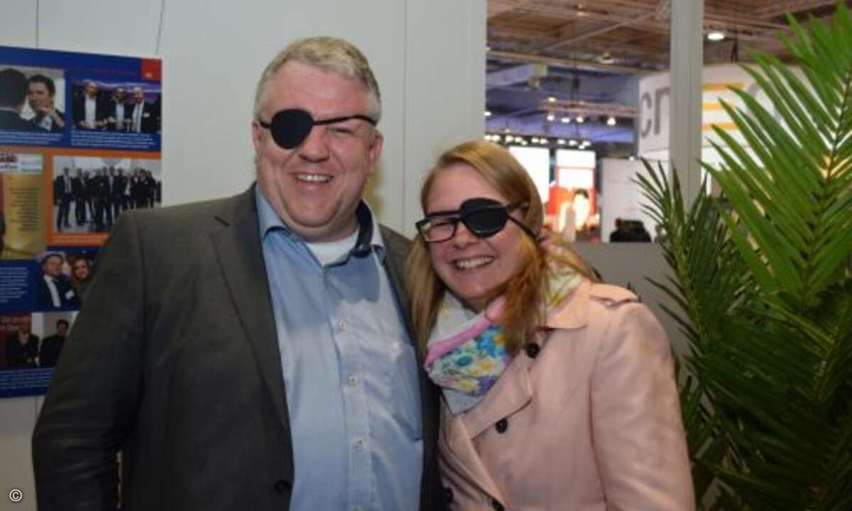 Bernd Büttner (bintec elmeg) probiert mit Sabina Schelling von der Funkschau die neuen CRN-Augenklappen aus (Foto: CRN)