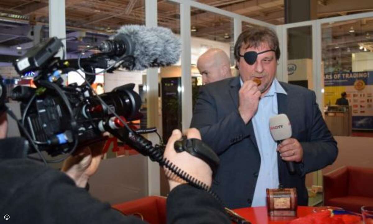 Vor der Kamera werden die ersten Beutedublonen fachmännisch auf ihre Echtheit geprüft (Foto: CRN)
