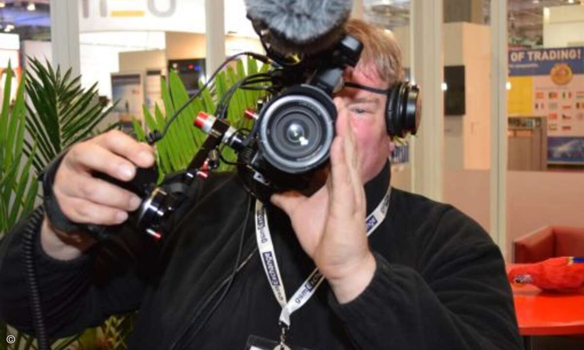 Das Fernsehteam bei der Arbeit, das die Beutezüge der CRN auf dem Planet dokumentiert (Foto: CRN)