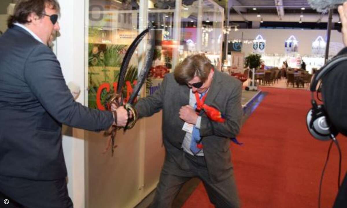 Lars Bube wehrt die Angriffe von Direktvertriebspirat Samba Schulte ab (Foto: CRN)