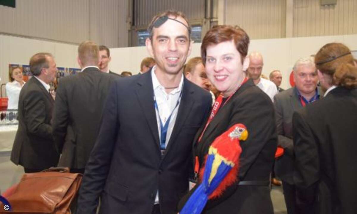Lächeln mit Papagei Paul in die Kamera: Michael Schmid (Cherry) und Elisa Loy (CRN) (Foto: CRN)