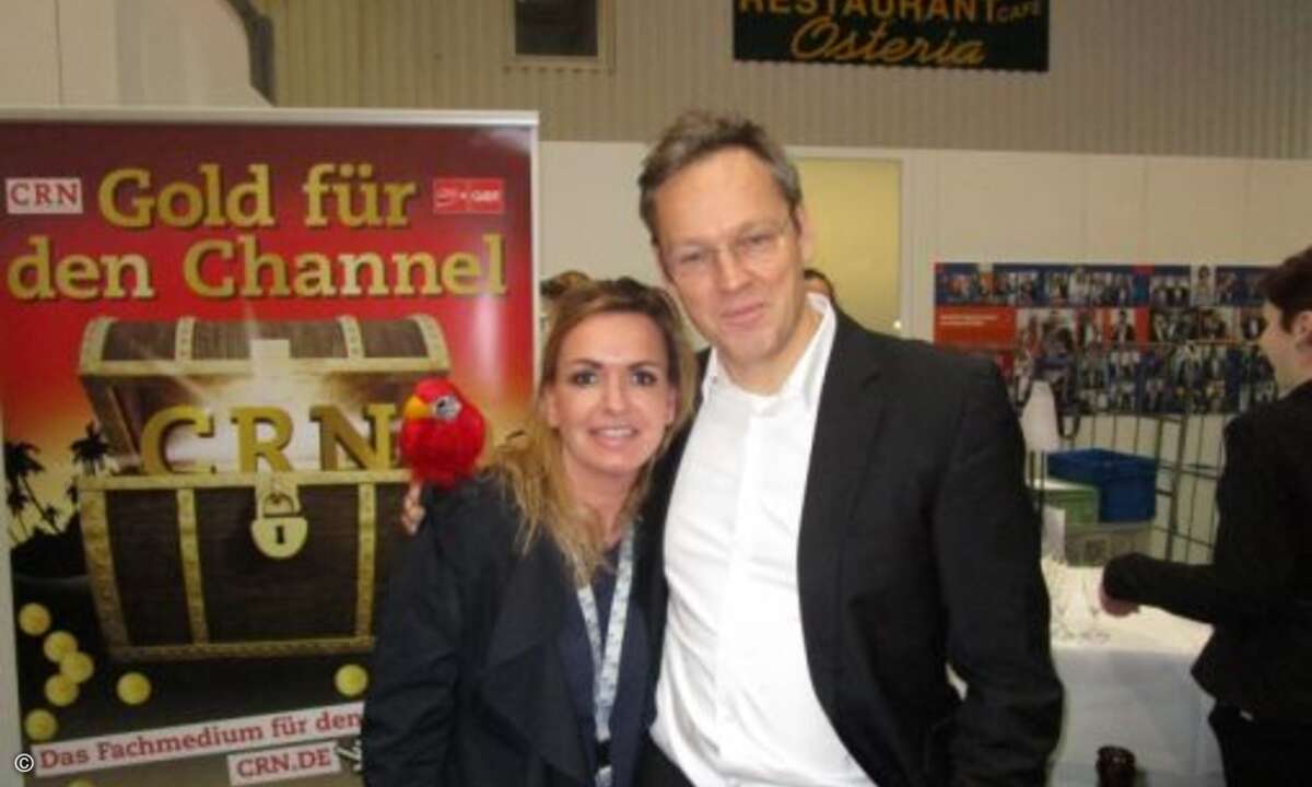 Carolin Schlüter (CRN) und Michael Grote (Ebay) posieren für die Kamera (Foto: CRN)