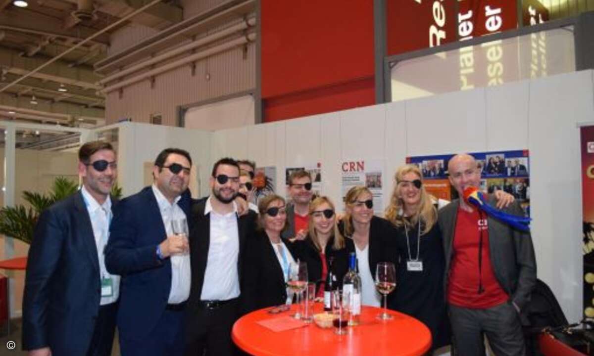 Am Ende verliert der arme Papagei Paul bei einem eigentlich harmlosen Gruppenbild seinen Kopf (Foto: CRN)