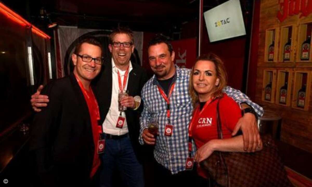 Marc Adelberg (CRN), Florian Fliegel (Tarox), Nils Seiler (Epic Gear) und Carolin Schlüter (CRN) (Foto: SanDisk)