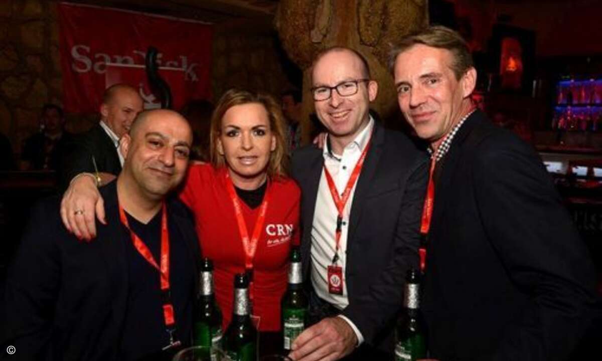 Carolin Schlüter (CRN) mit Oliver Kaiser (Tech Data) und Christian Velroyen (SanDisk) (Foto: SanDisk)