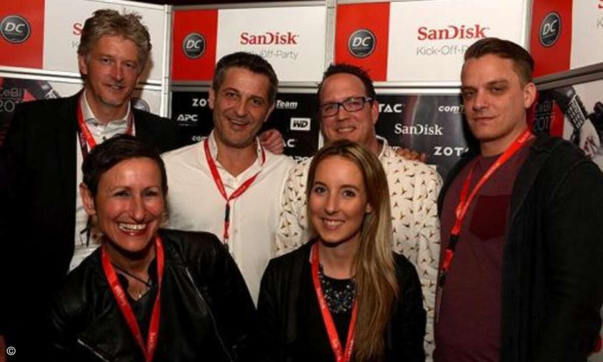 Gut gelaunte Partygäste: Marc Riemen, Dieter Rahe, Stefan Knerrich, Michael Plum (hinten) und Karin Hernik, Debby Wohter (vorne) (Foto: SanDisk)