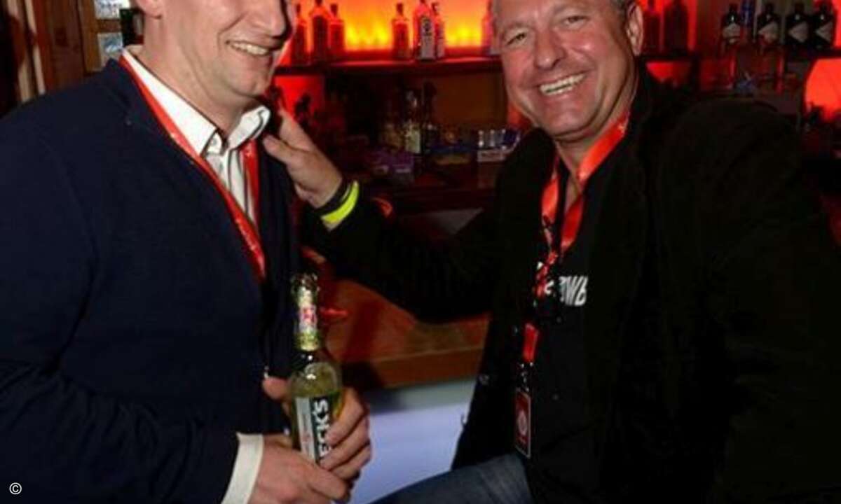 Gut gelaunt an der Bar: Michael Hitzelberger (Tech Data) mit Alex Fürst (Rackspace) (Foto: SanDisk)