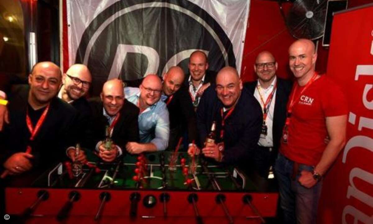 Die schönsten Köpfe der CeBIT vor dem DC-Logo (Foto: SanDisk)