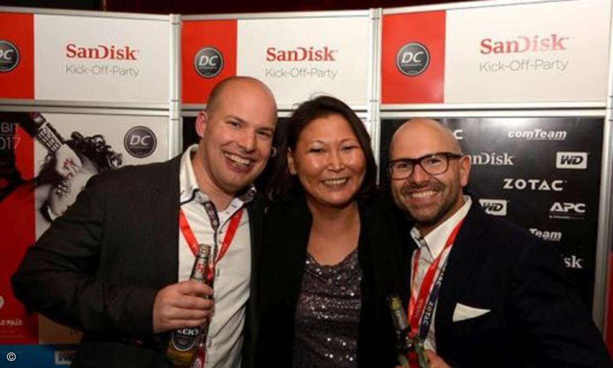 Dennis Bode (Hardwareluxx, li.) und Maciej Wieczorek (Zotac, re.) strahlen mit Miriam Franke (Sandisk) um die Wette (Foto: SanDisk)