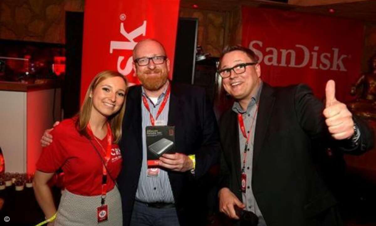 Lutz Kaiser (SanDisk) drückt es aus: Daumen hoch für die tolle Verlosung! (Foto: SanDisk)