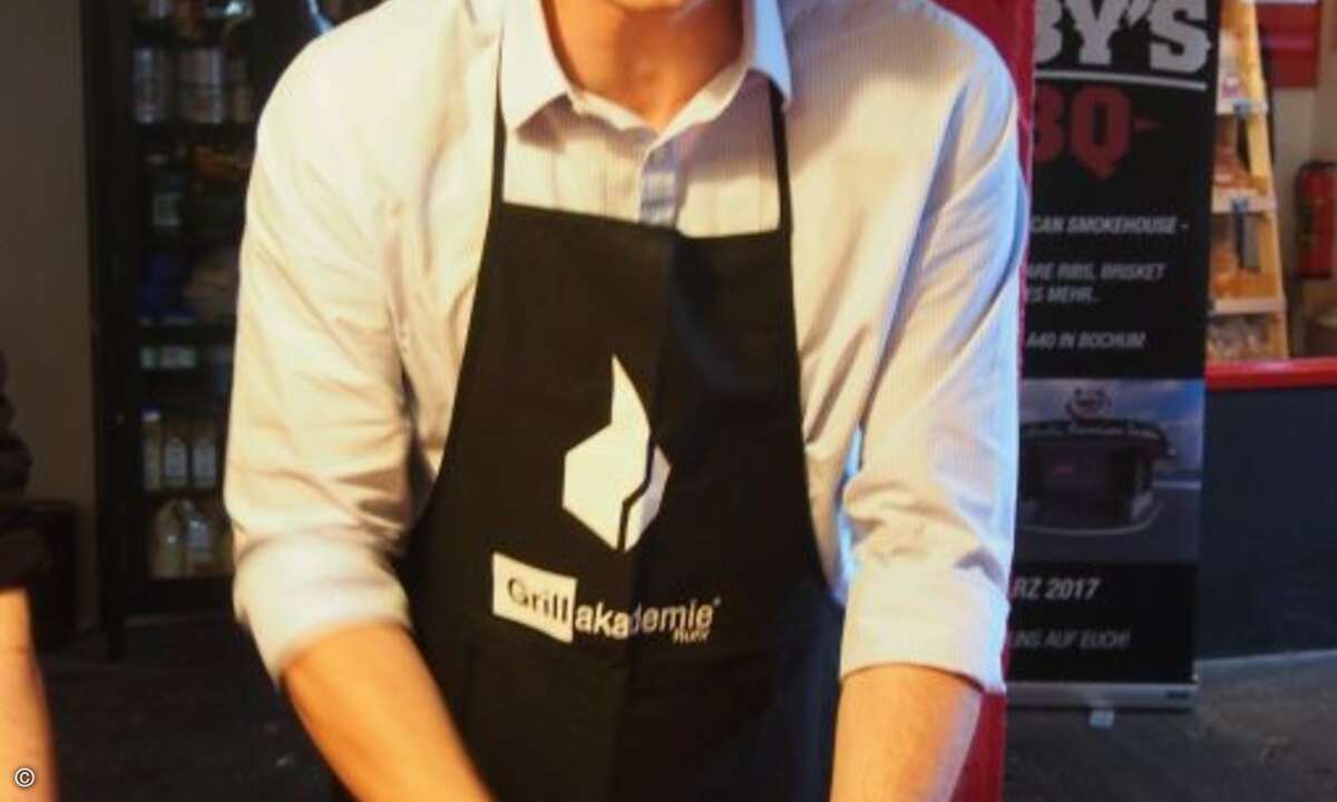 Auch Hans Christian Asemissen von Also Enterprise Services musste beim Grillkurs anpacken (Bild: CRN)