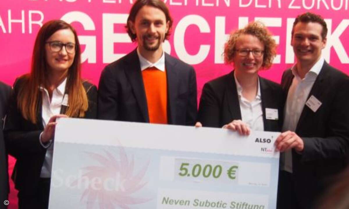 Stargast Neven Subotic berichtete über die Aktivitäten seiner Stiftung und erhielt von Also eine Spende für seine Stiftung (Bild: CRN)
