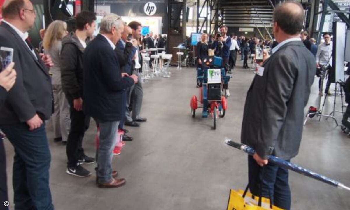 Ein Roboter führte orientierungslose Besucher auf Wunsch durch die Lösungsareas (Bild: CRN)